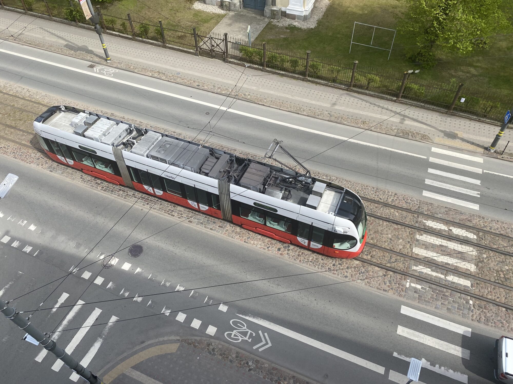 Šķērsojot ceļu, meitene izbīstas un pakrīt blakus tramvajam