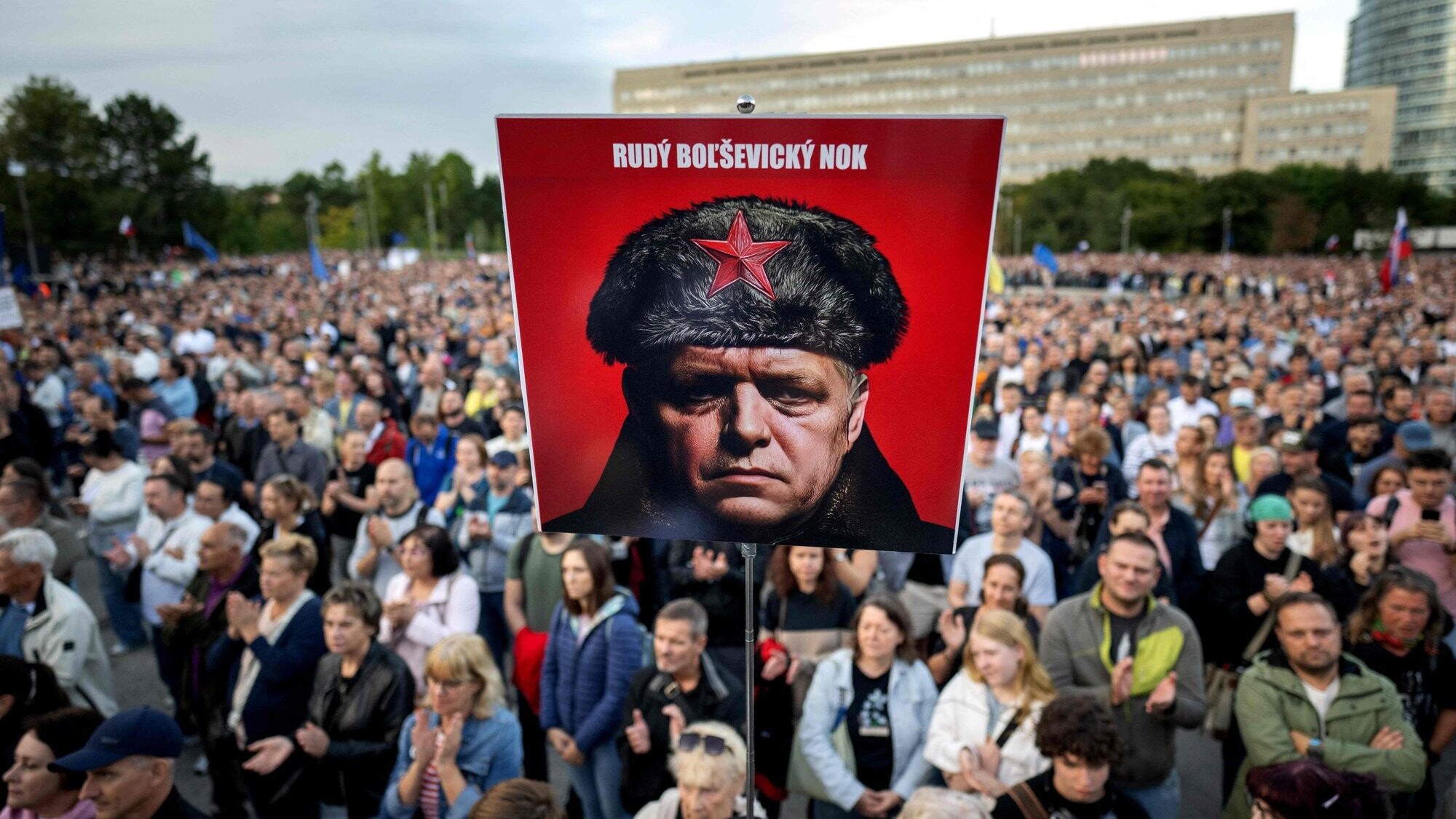 Slovākijā tūkstošiem cilvēku protestē pret Fico valdību