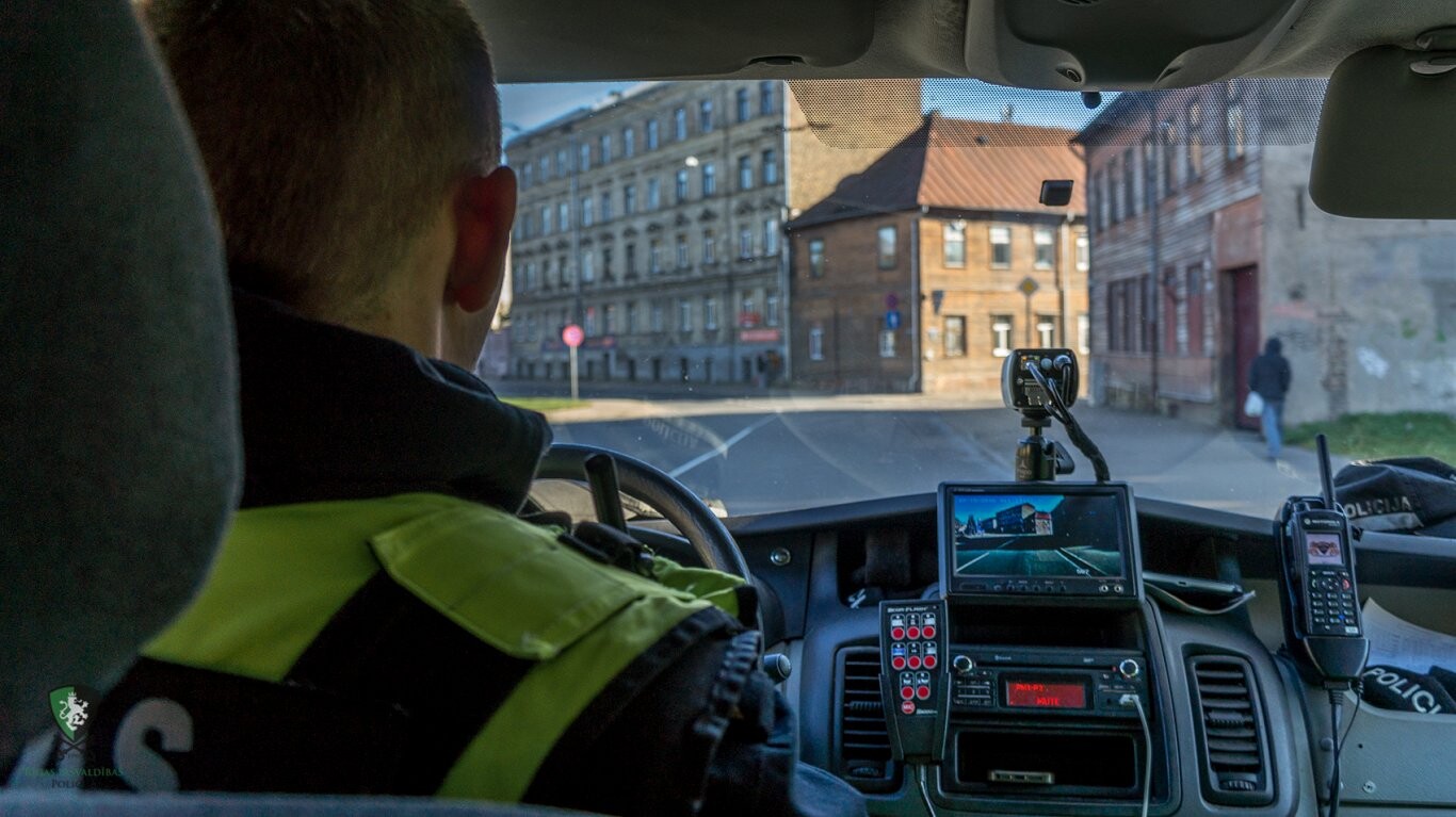 Rīgā taksometra vadītāja palīdzējusi likumsargiem aizturēt nelegālos migrantus