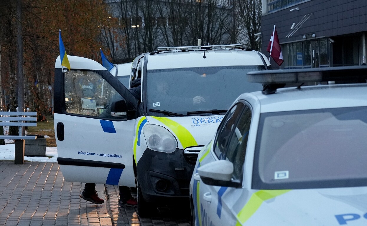 Latvija nosūtījusi Ukrainai 32 transportlīdzekļus, laivu un dāvanas bērniem