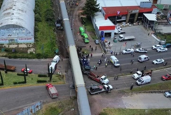 Meksikā kravas vilcienam ietriecoties autobusā, vismaz 10 bojāgājušie