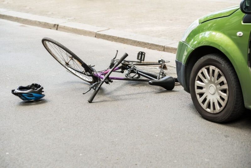 Ventspils ielā uzbrauc velosipēdistam