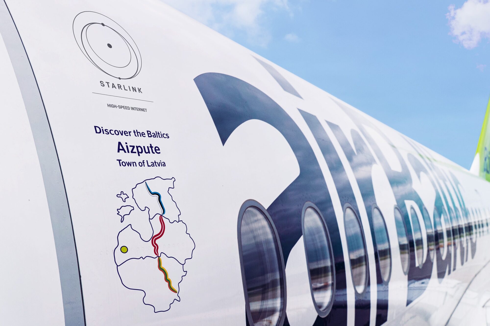 “airBaltic” lidmašīna nosaukta Aizputes vārdā