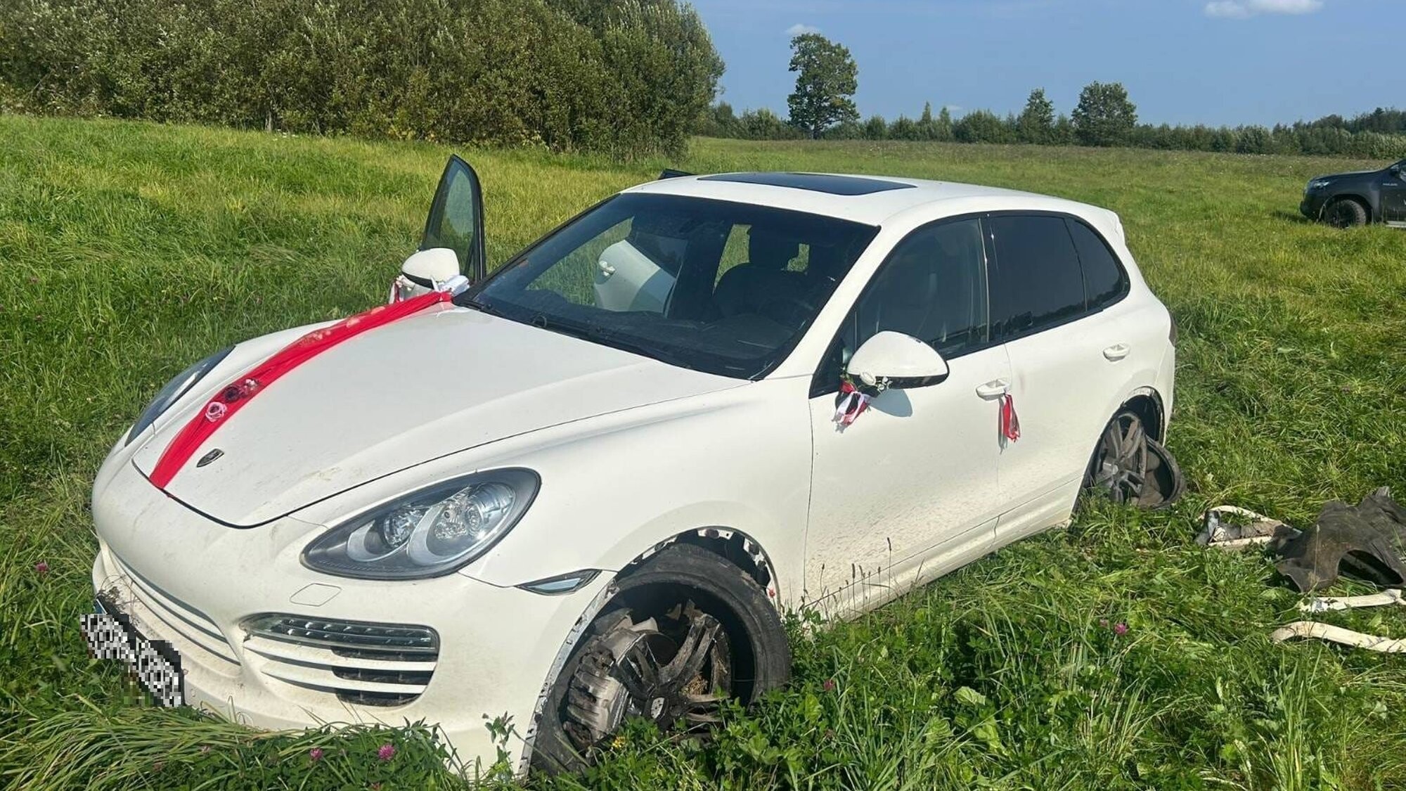 Latgalē nelegālo migrantu pārvadāšanai izmantots kā uz kāzām dekorēts “Porsche”