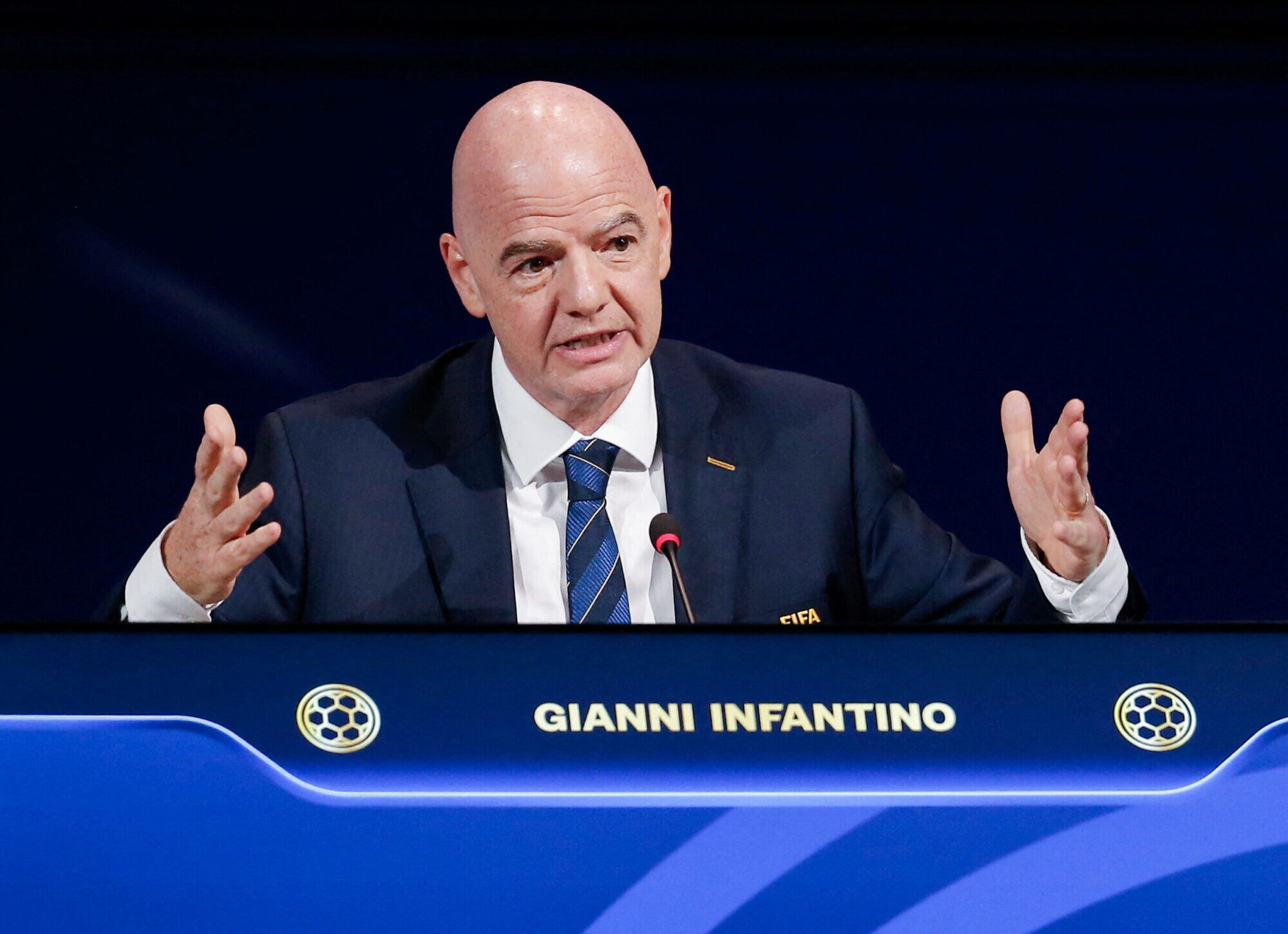 UEFA pauž neuzticību Infantīno