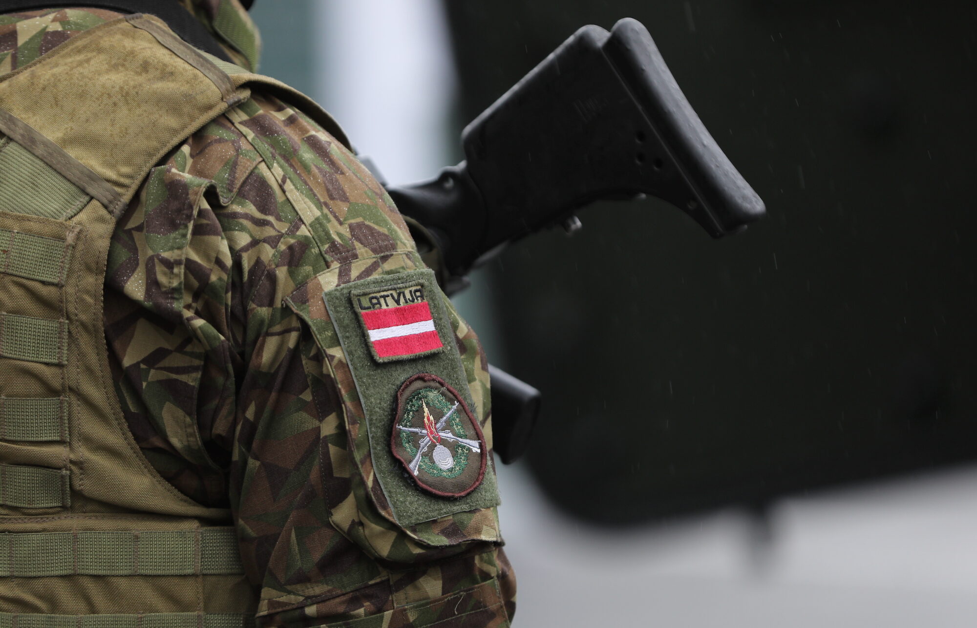 Pret bruņu vestu piegādātāju armijai sāk kriminālprocesu par izvairīšanos no nodokļu nomaksas lielā apmērā