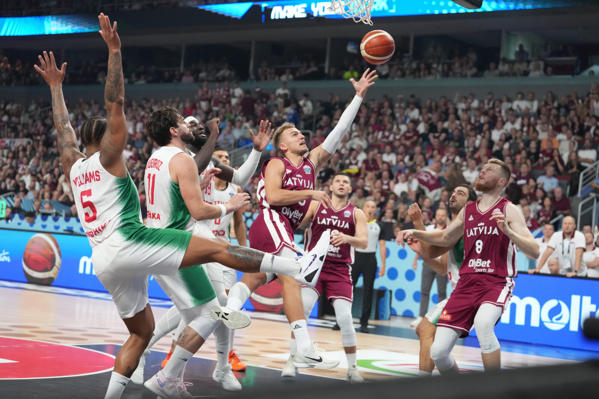 Latvijas basketbolisti EČ mačā Rīgā uzvar Portugāli un ir tuvu iekļūšanai izslēgšanas spēļu turnīrā