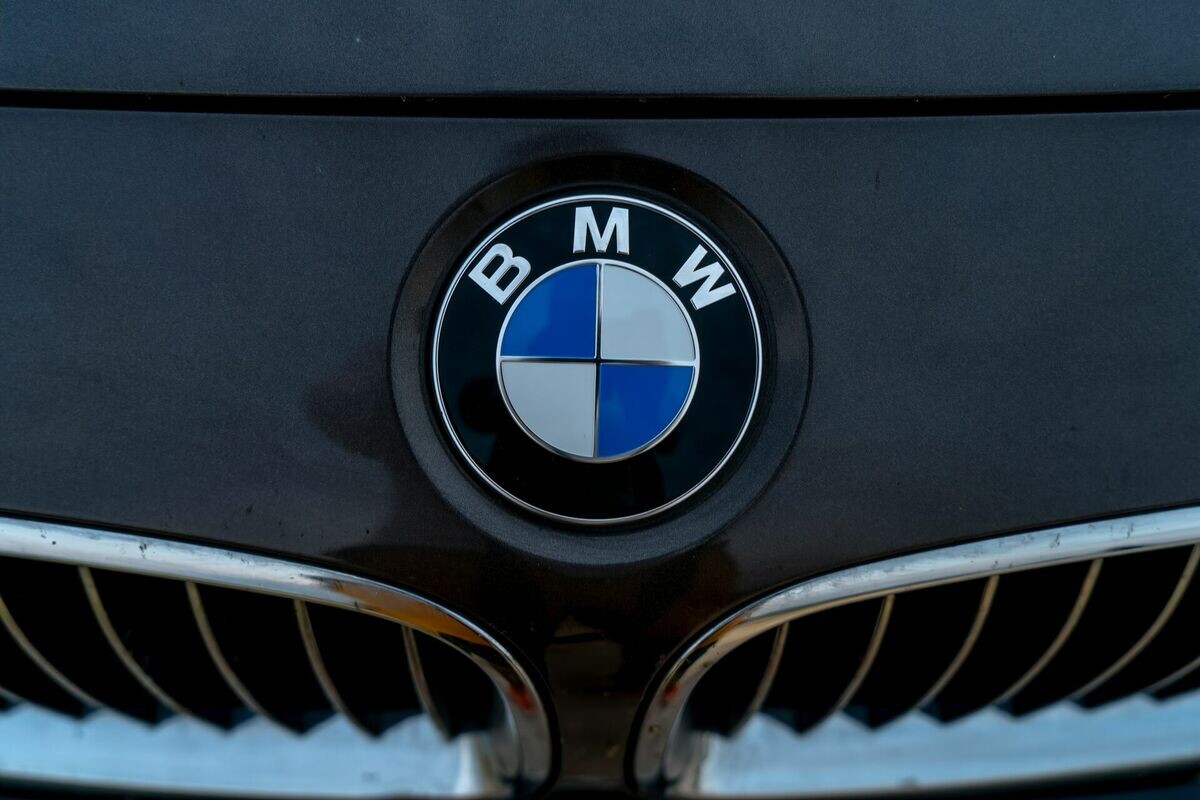 BMW Ķīnā atsauc 180 000 automobiļu