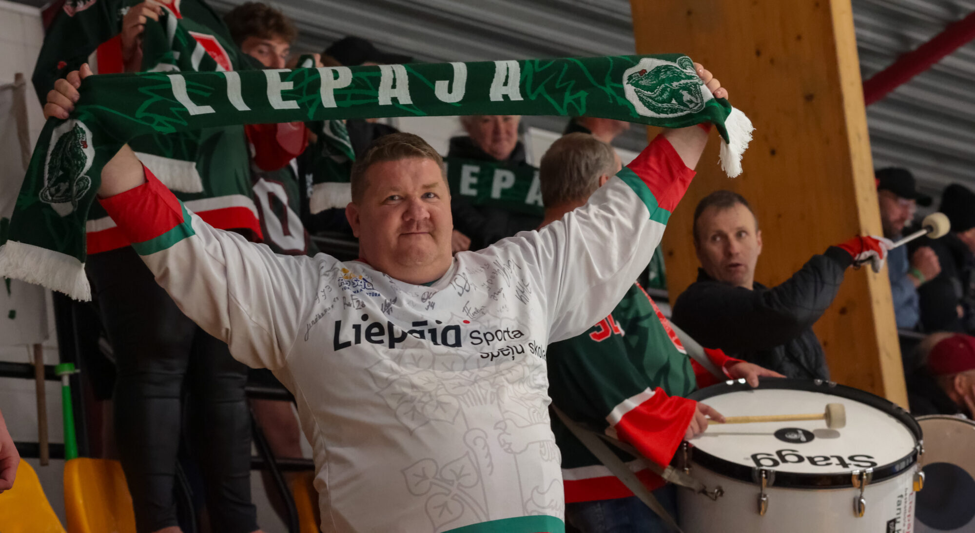Foto: “Es bļaušu arī viens!” – liepājnieks Gunča par savu kaislīgo fanošanu basketbolā un hokejā