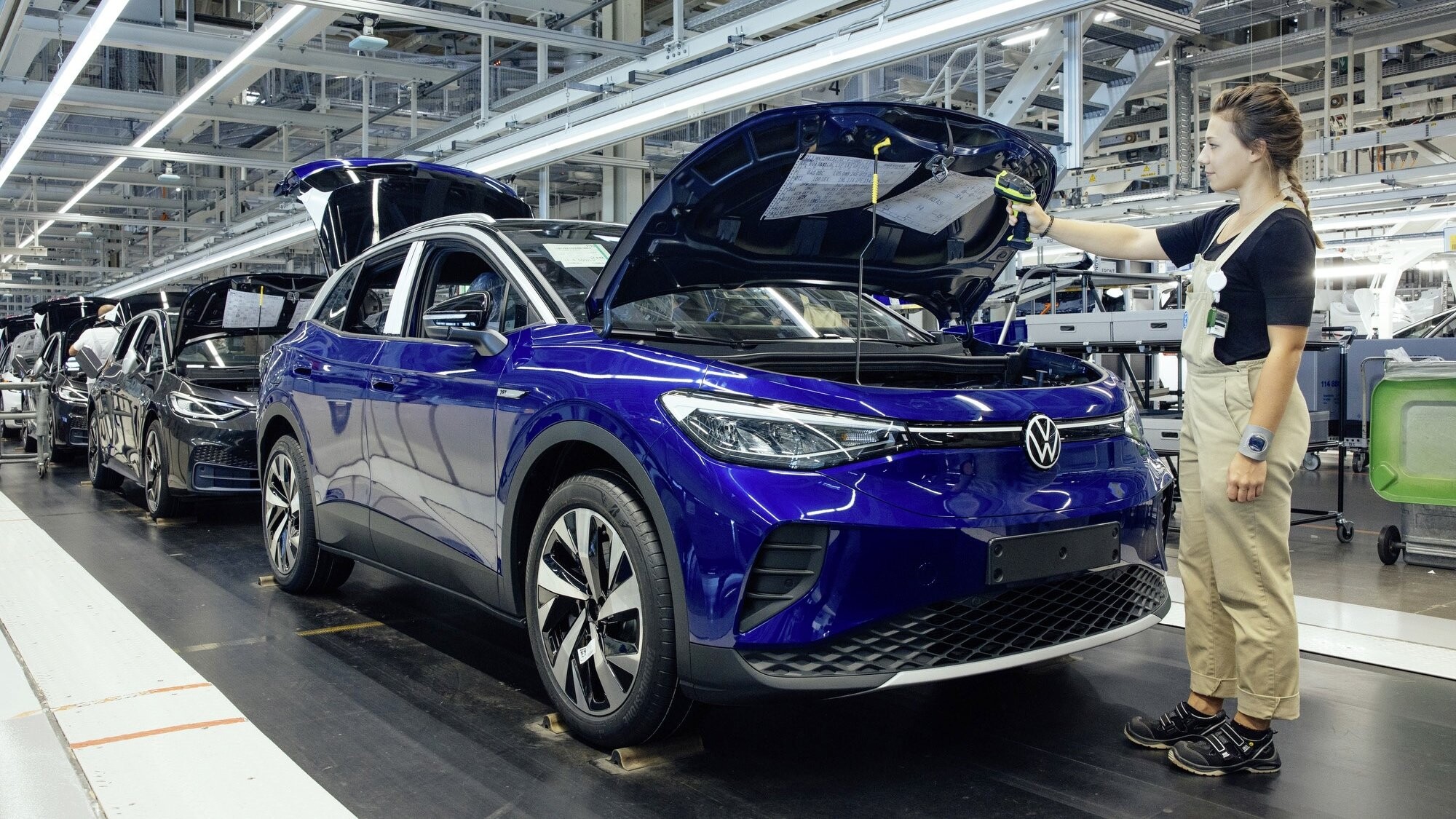 Vāja pieprasījuma dēļ “Volkswagen” Vācijā samazina ražošanas apjomu