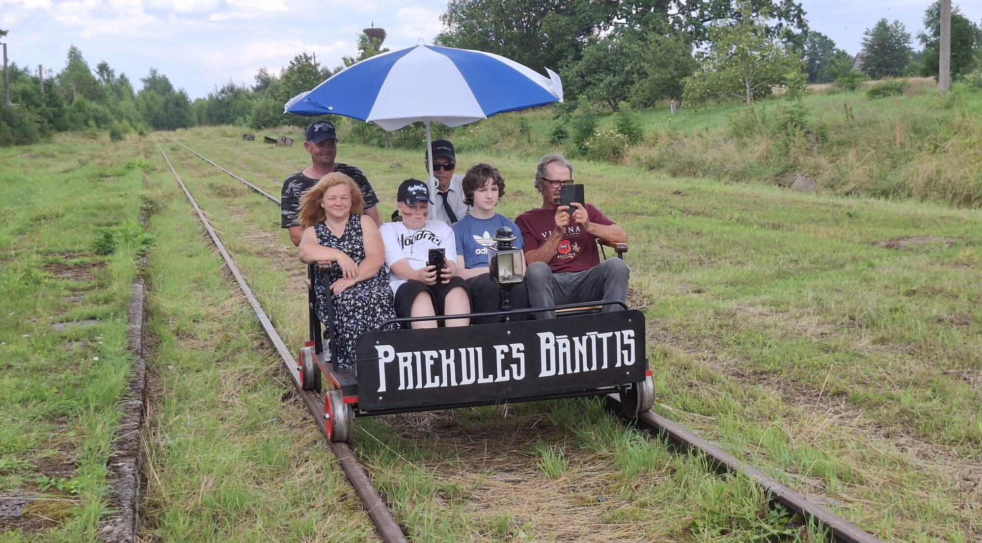 Foto: Priekules bānītis atdzīvina vecās sliedes: Imanta Krūmiņa pašbūvētais dzelzceļa brīnums