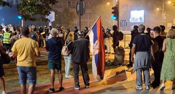 Serbijā protesti atkal pārauguši policijas un demonstrantu sadursmēs