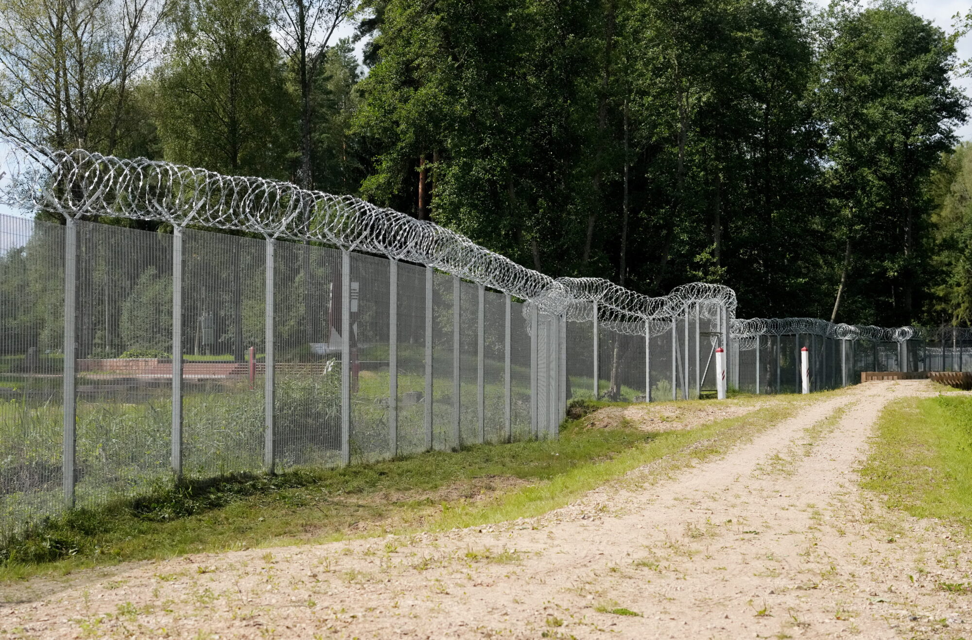 Saeimas komisija galīgajā lasījumā atbalsta potenciālā ienaidnieka apturēšanai nepieciešamo Pretmobilitātes infrastruktūras izveides likumprojektu