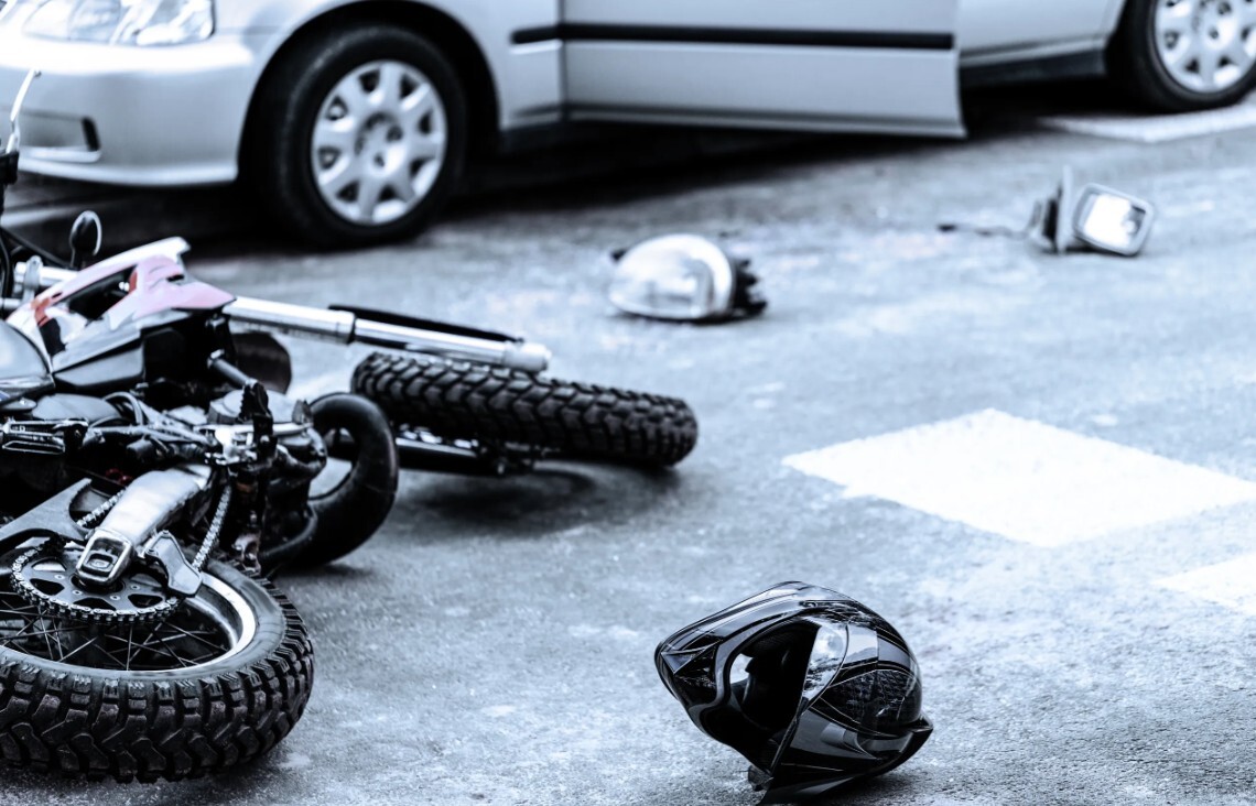 Grobiņā nedod ceļu motociklam, cieš tā vadītājs