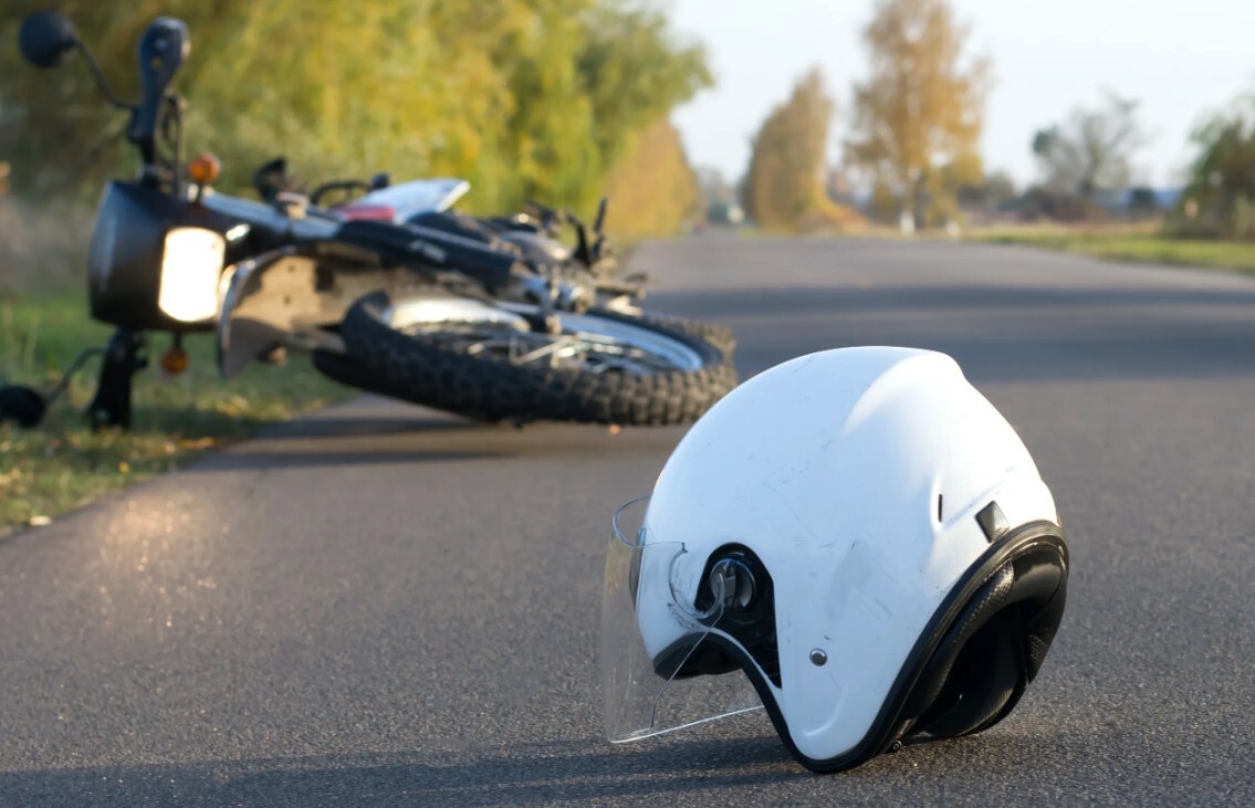 Rīgā satiksmes negadījumā cietis motociklists un trīs NMPD darbinieki