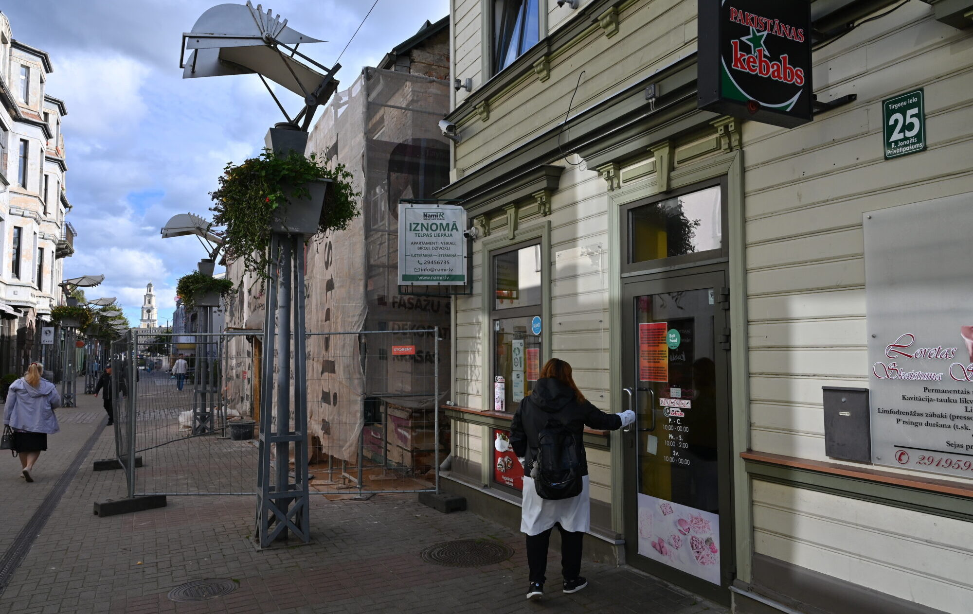 Par uzmākšanos meitenei vainotais bailēs aizbēdzis no Liepājas