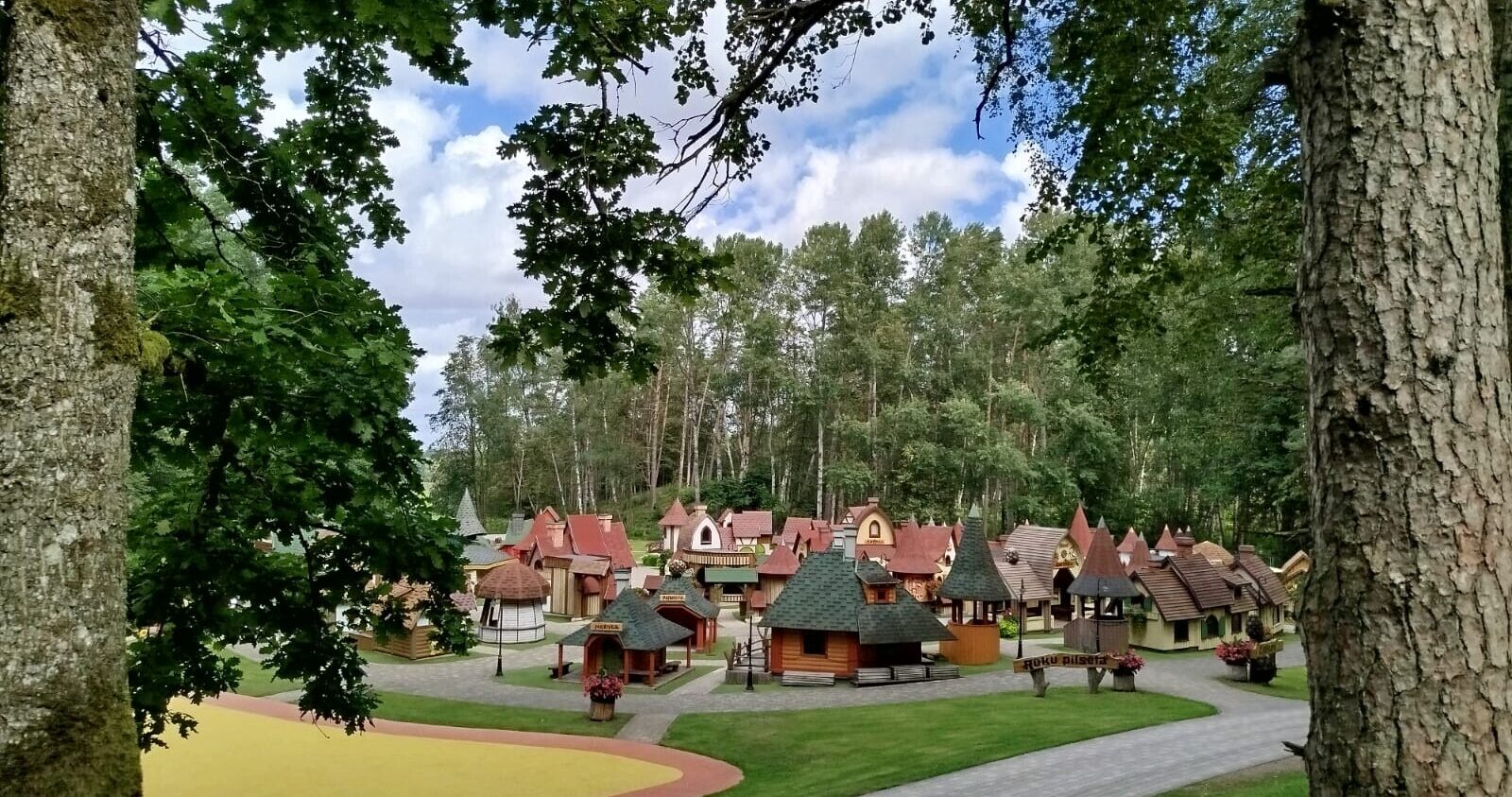 Foto: Ģimenes piedzīvojums Zemgalē – Īles partizānu bunkurs, Tērvetes rūķu pasaule un tauriņu mājas brīnumi