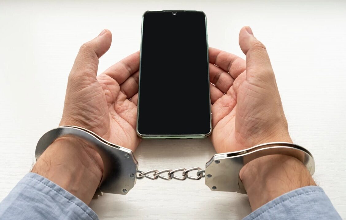 Telefonkrāpnieku kurjeram no Ukrainas piespriež deviņu gadu cietumsodu