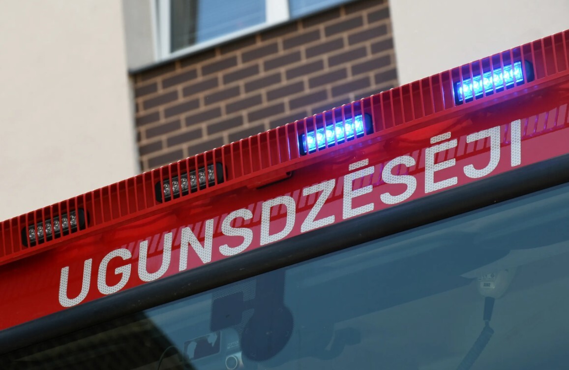 Ugunsdzēsēji divreiz traucas apdzēst atkritumus