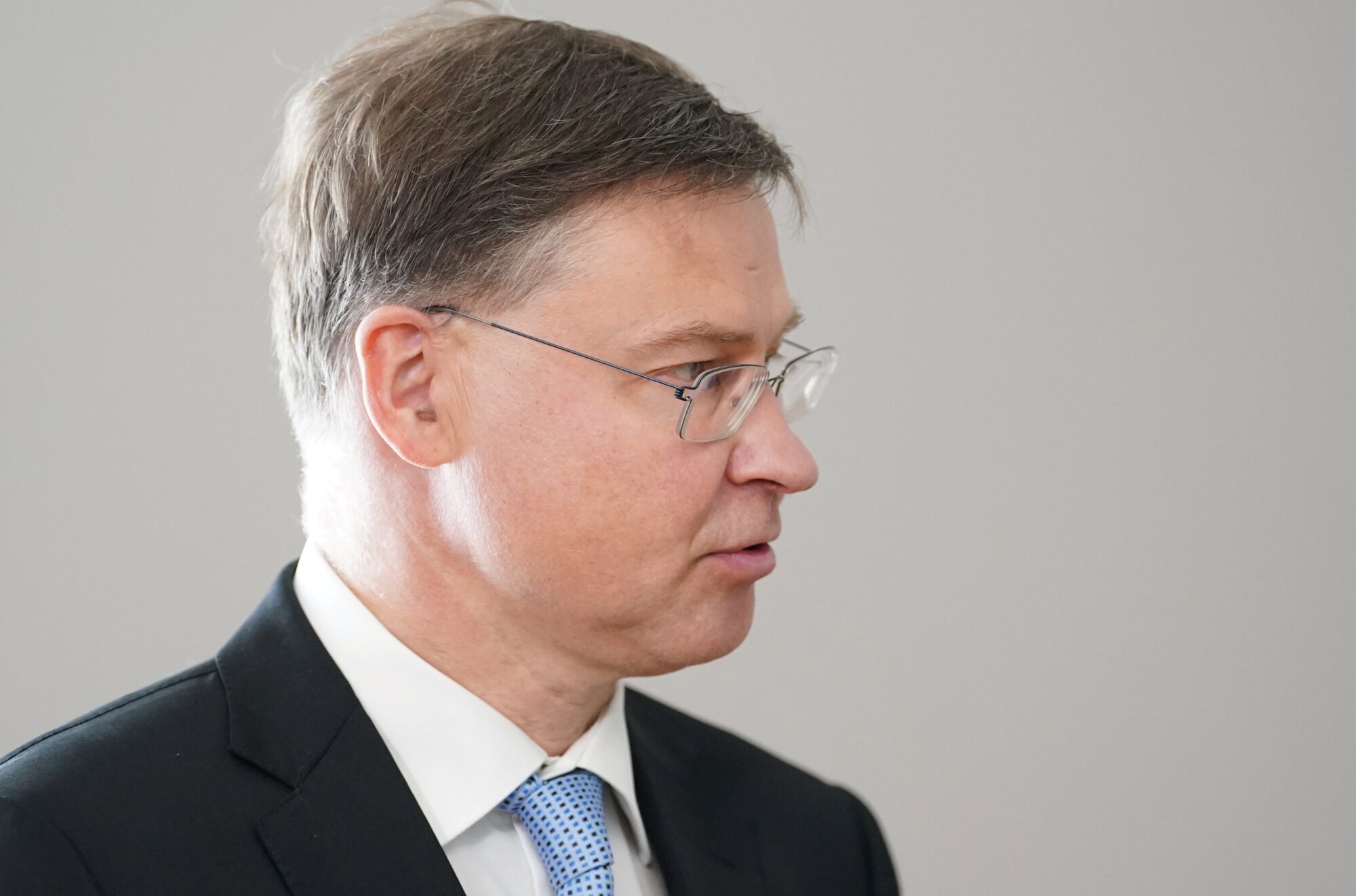 Dombrovskis: Ilgstošs Tuvo Austrumu karš pasaules ekonomikai draud ar stagflācijas šoku