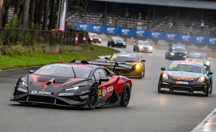 Video: Seskam/Šiminam neveiksme autošosejas festivālā “WashCar Riga Summer Race”