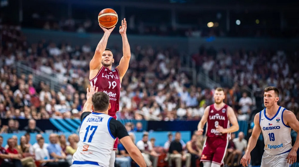 Latvija pietuvojas “EuroBasket” rekordiem tālmetienos un piespēlēs