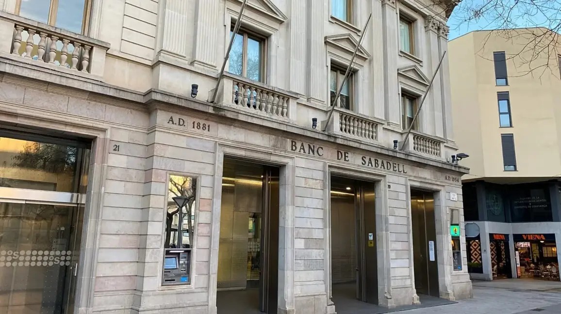 Spānijas banka BBVA palielina “Banco Sabadell” pārņemšanas piedāvājumu