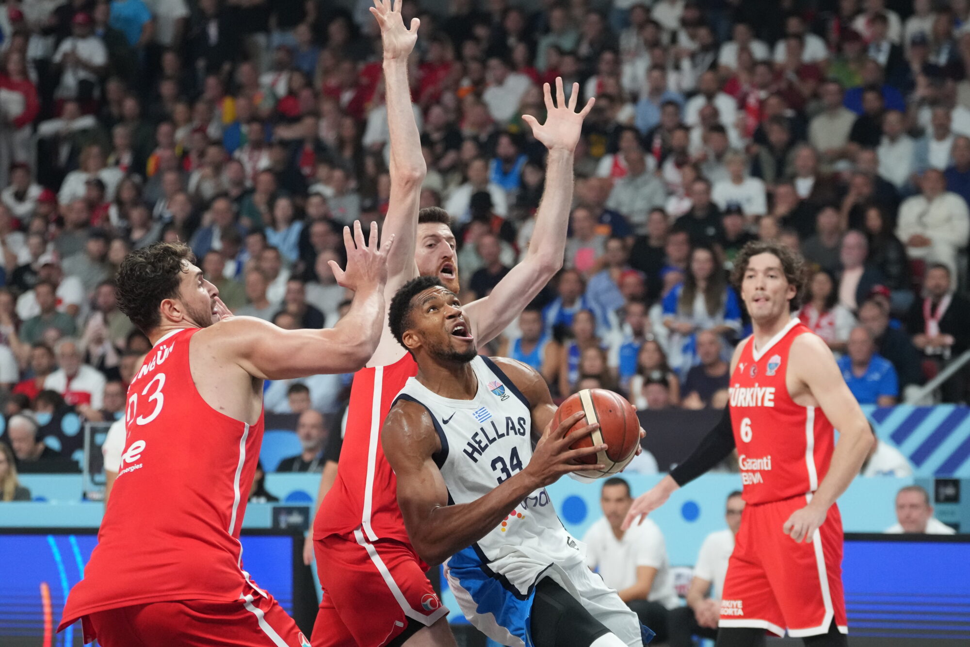 Turcijas basketbolisti Rīgā uzvar Grieķiju un kļūst par Vācijas pretiniekiem Eiropas čempionāta finālā