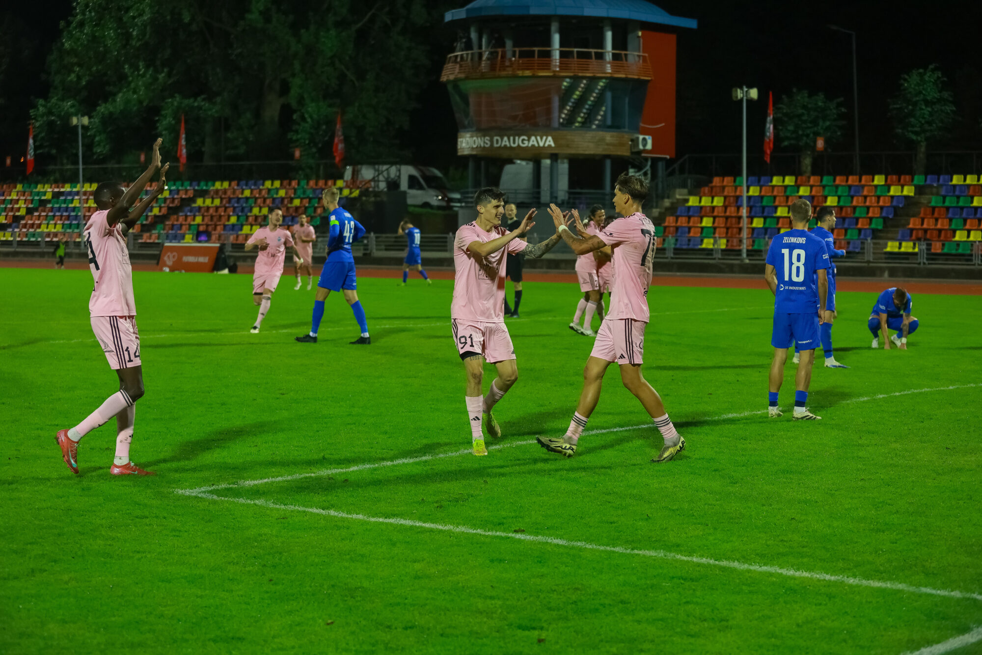 Futbola labdarības spēlē saziedo nepilnus divarpus tūkstošus eiro