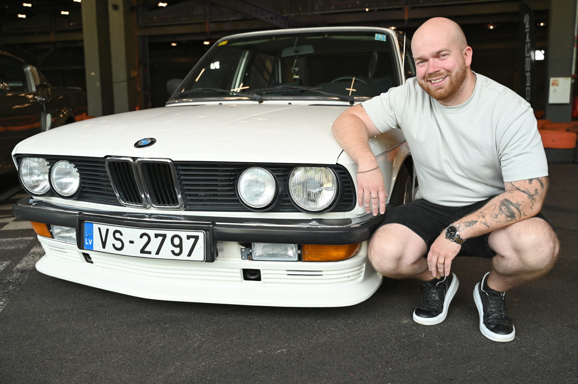 Foto: “Stilīgais opis” – kā liepājnieks pārvērta 1982. gada BMW par ielu leģendu