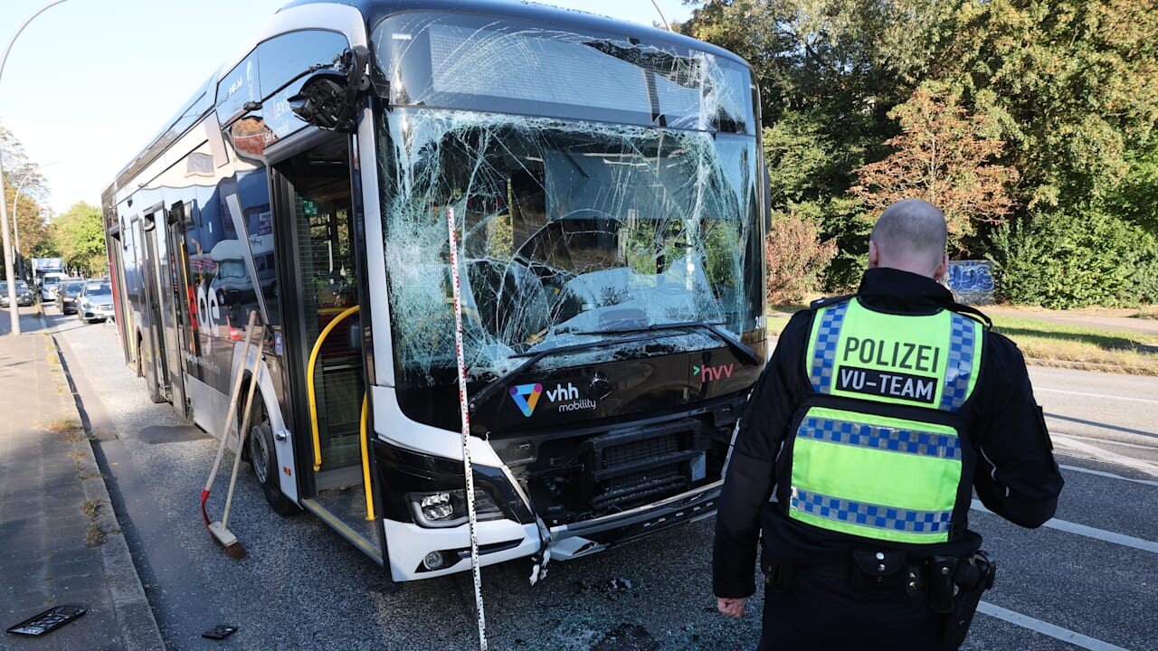 Hamburgā autobusu sadursmē ievainoti 20 cilvēki