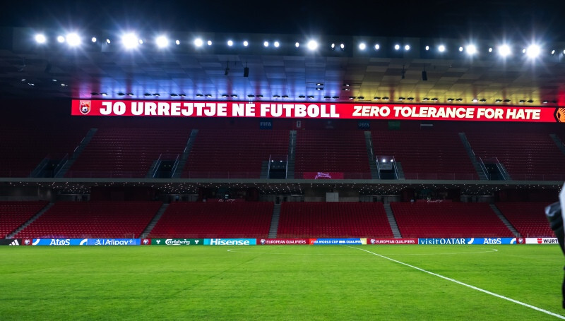 Video: Pirms Albānijas-Latvijas spēles Tirānā uzbrukts Latvijas futbola izlases līdzjutējiem