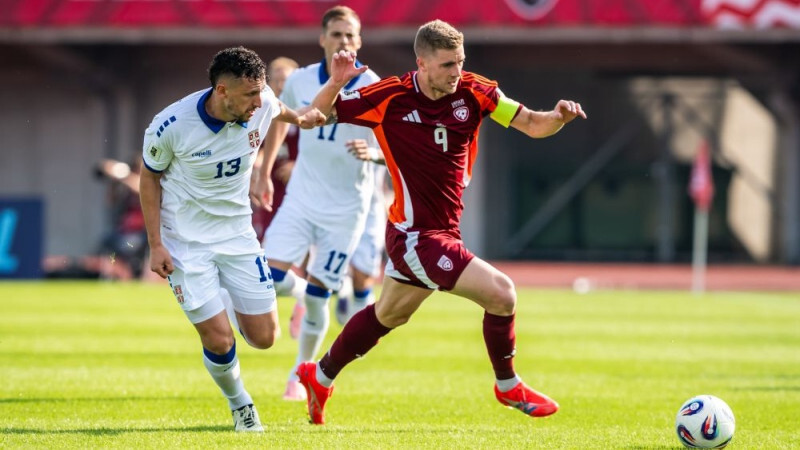 Latvijas futbolisti Pasaules kausa kvalifikācijas turnīra spēlē Rīgā zaudē Serbijai