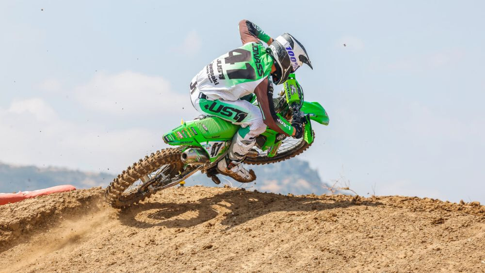 “Kawasaki” piesaka Jonasu dalībai 2026. gada “Hawkstone International” motokrosā