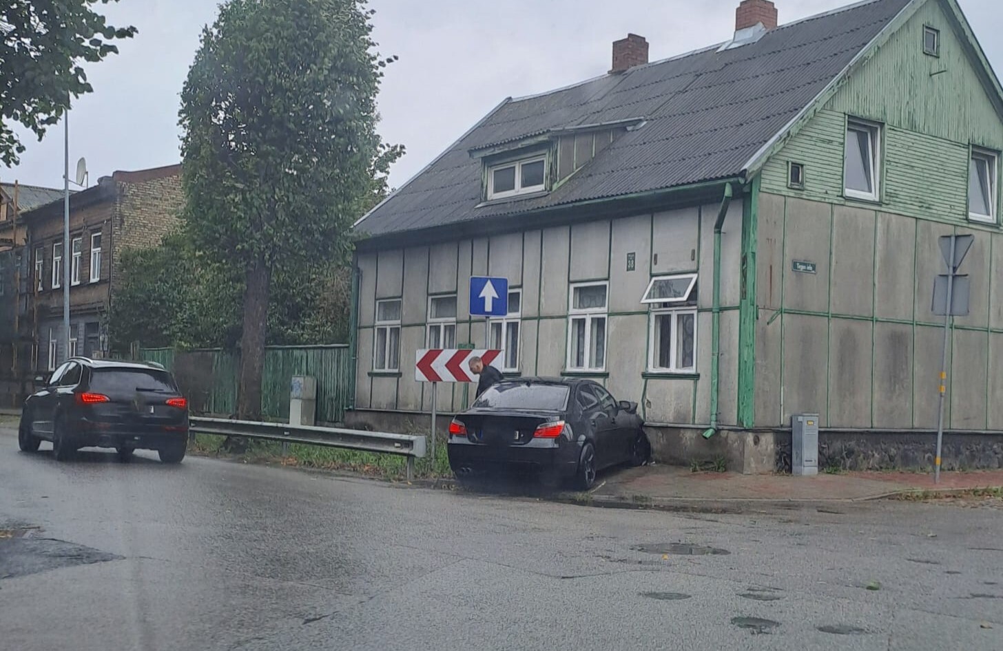 Video: “BMW”, iespējams, neierakstās līkumā un ietriecas mājas sienā
