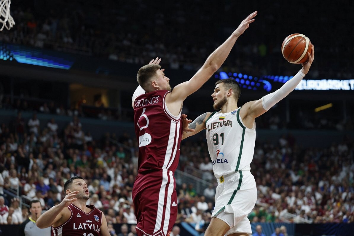 Video: Latvijas basketbolisti Eiropas čempionātu beidz ar zaudējumu astotdaļfinālā mačā ar Lietuvu