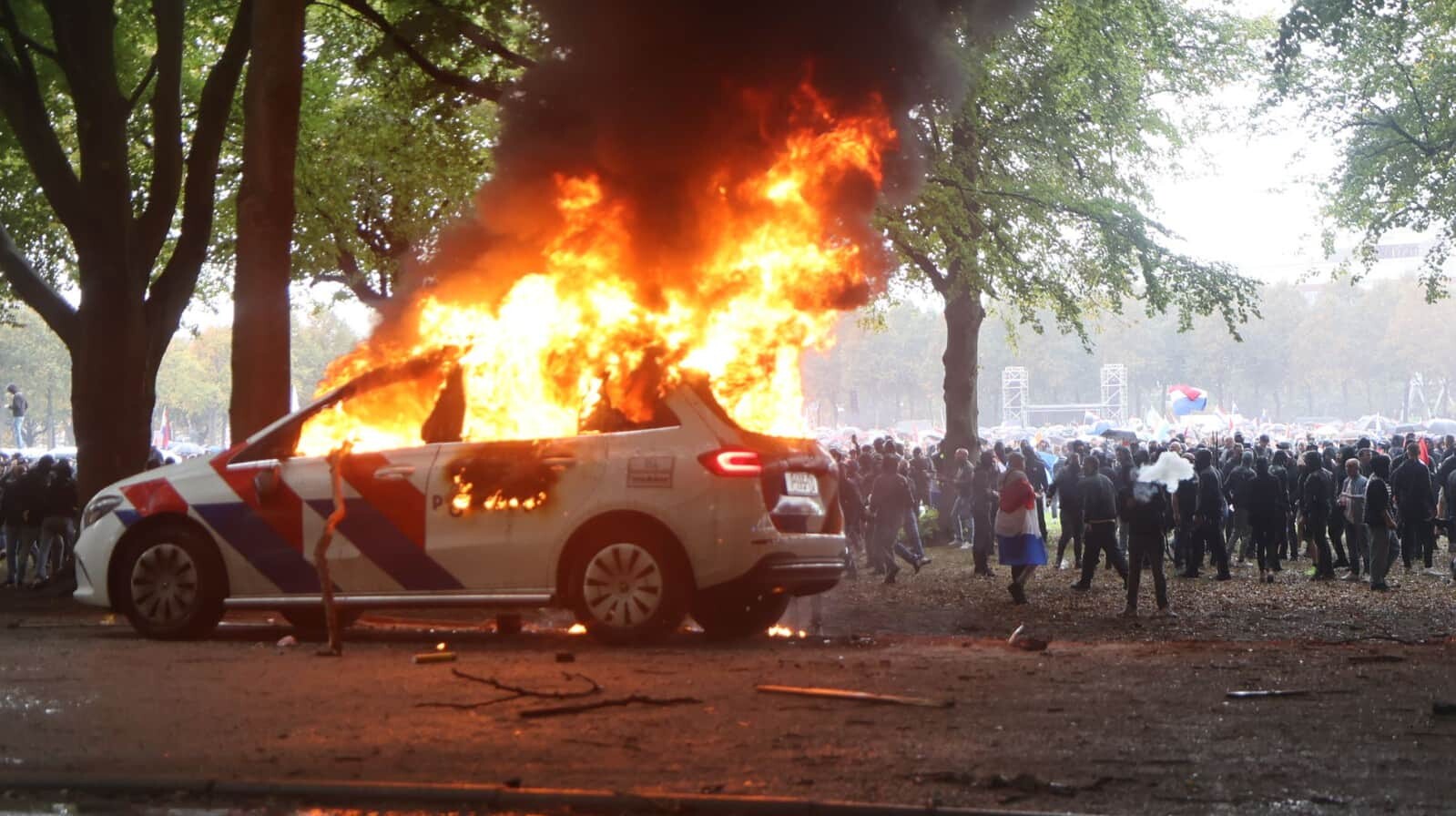 Nīderlandē labējo demonstrācija pāraug vardarbībā