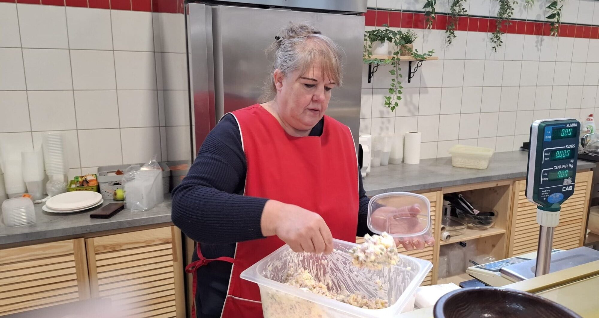 Foto: Pētertirgus kļūst tukšāks, tomēr vēl ir vietas, kas tam dāvā dzīvību un garšas