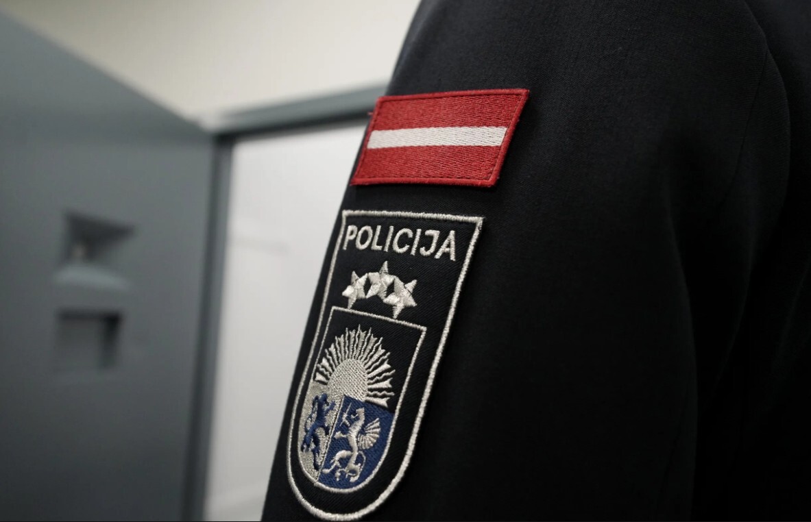 IDB aizdomās par dienesta stāvokļa izmantošanu aizturējis vēl piecus policistus