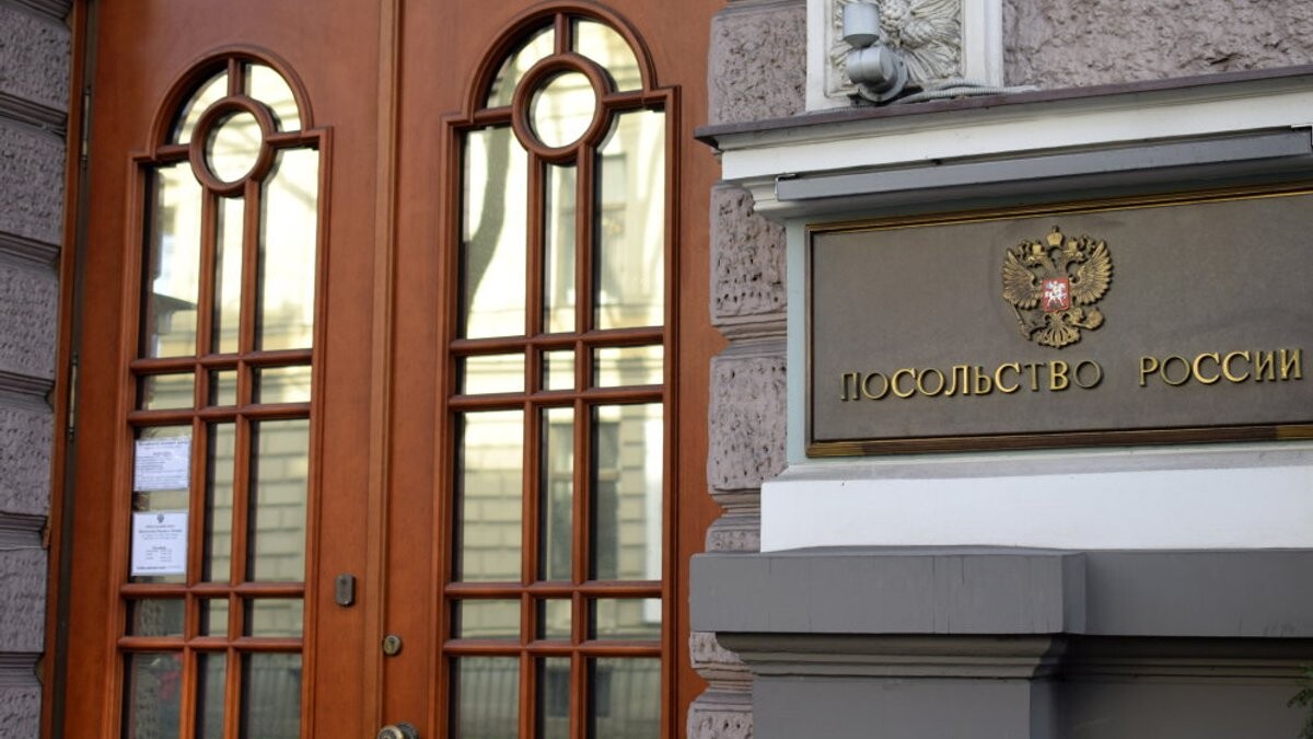 Policija sākusi resorisko pārbaudi par lidmašīnas maketa iemešanu Krievijas vēstniecības teritorijā