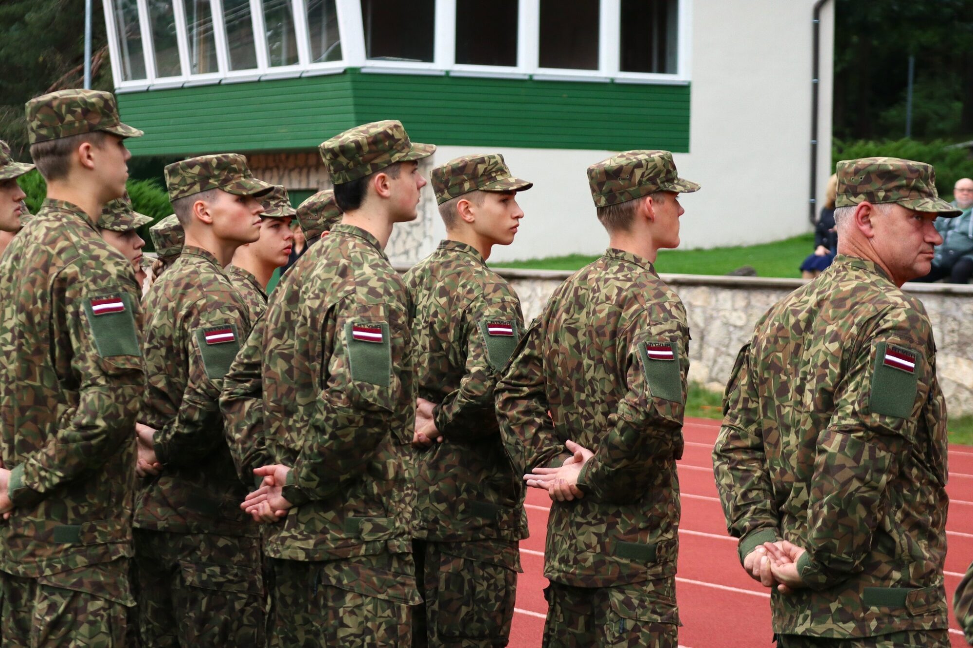 Kalpaka militārajā kadetu skolā instruktori, iespējams, neētiski vērsušies pret jauniešiem