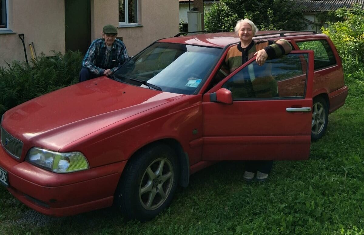 “Kurzemnieki ir vella pilni!” – puiši no Vaiņodes palīdz senioriem tikt mājās uz Tērvetes pusi