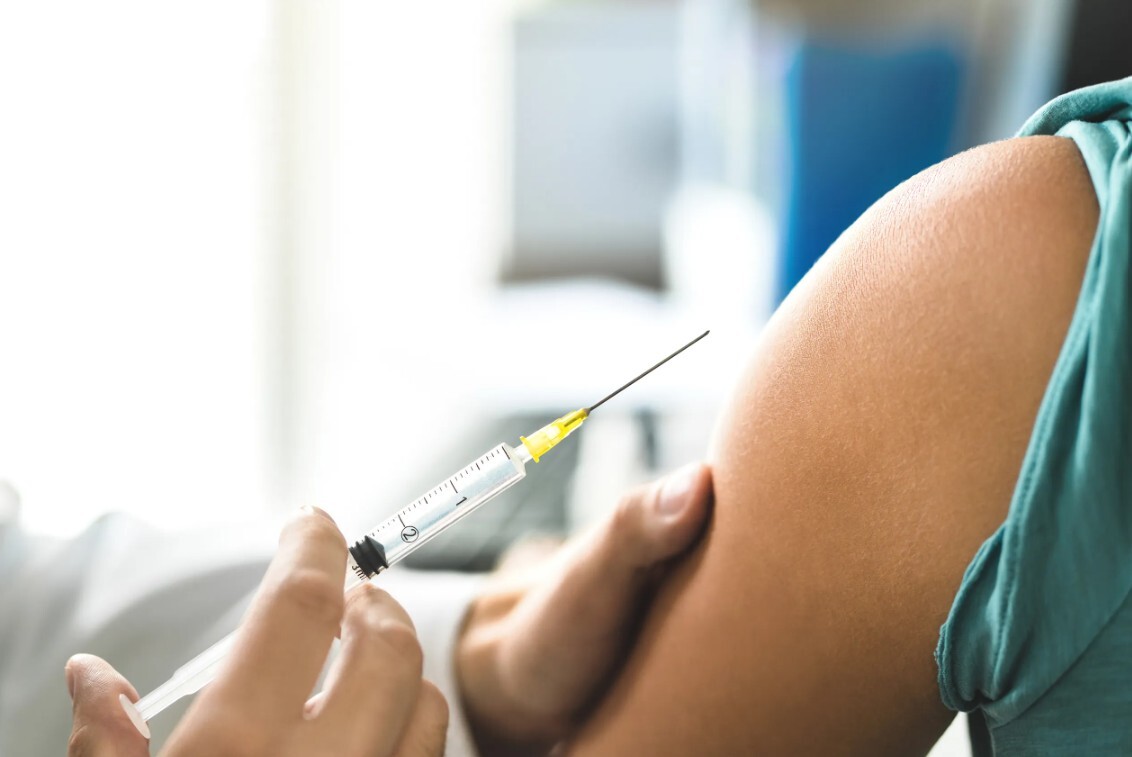 Nevakcinētiem jauniešiem pieejamas valsts apmaksātas vakcīnas pret masalām, parotītu, vējbakām un B hepatītu