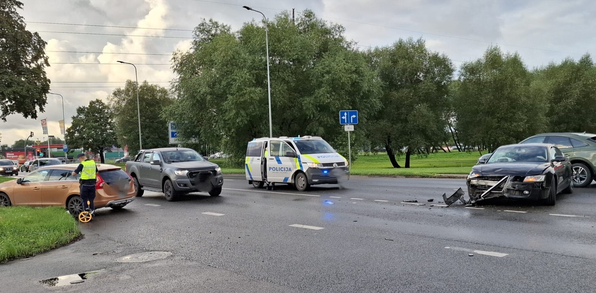 Video: Cukura ielā pie autobusu parka saduras divi vieglie auto