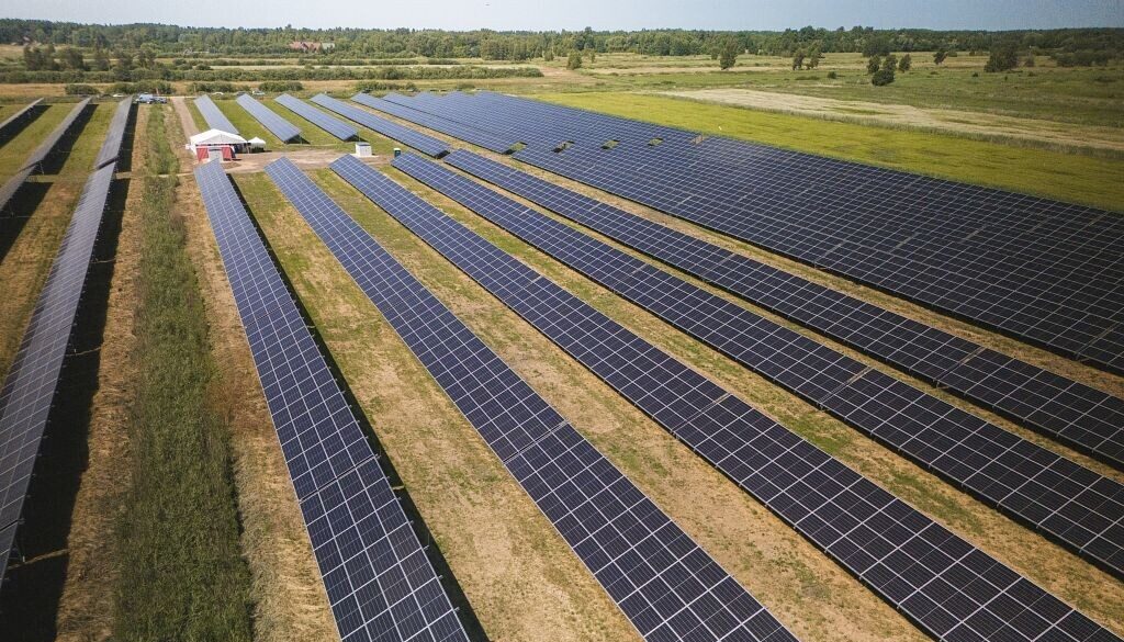 Sākusi strādāt “Elenger” elektroenerģiju uzkrājošo bateriju sistēma pie saules parka Nīcā