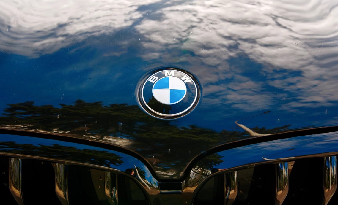 BMW pasaulē atsauc simtiem tūkstošu automobiļu