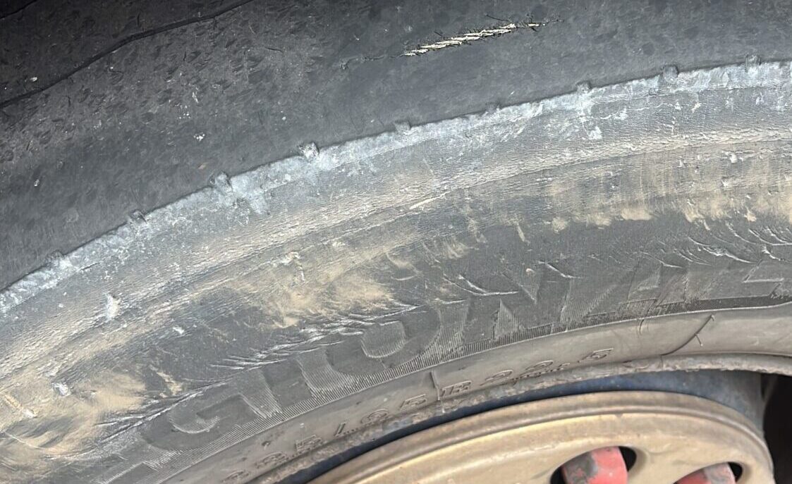 Smagā auto riepai protektora nav, no tās lien ārā kordi…