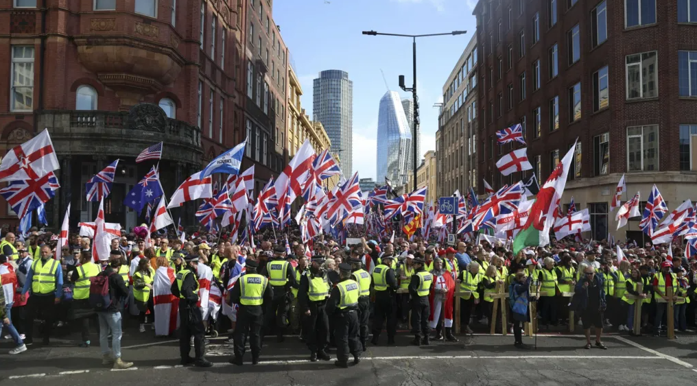 Video: Londonā notiek vērienīga imigrācijas pretinieku demonstrācija