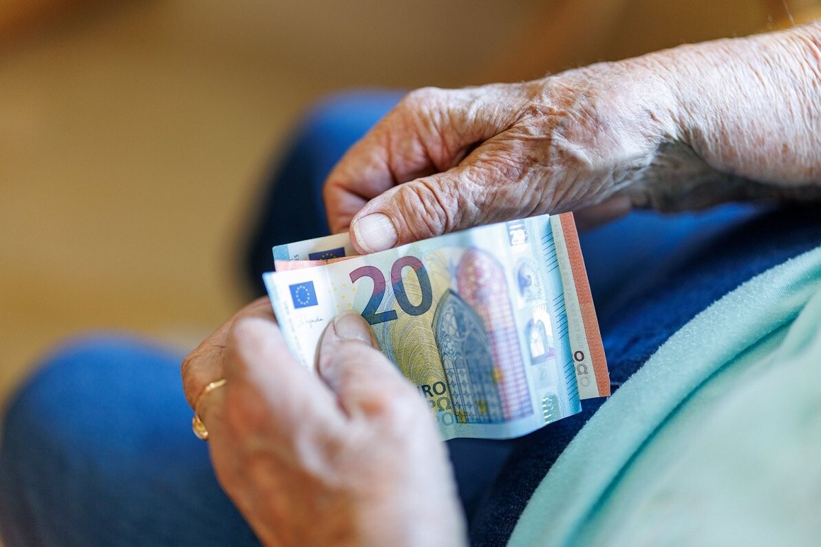 FM: Pensionārus nodarbinošie darba devēji jau tagad maksā mazākas sociālās iemaksas