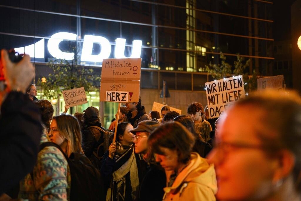 Vācijā notiek protesti pret Merca izteikumiem par migrāciju